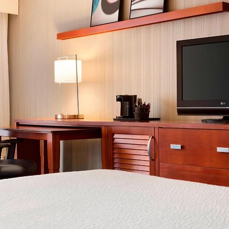 Courtyard By Marriott Champaign Hotel Ngoại thất bức ảnh