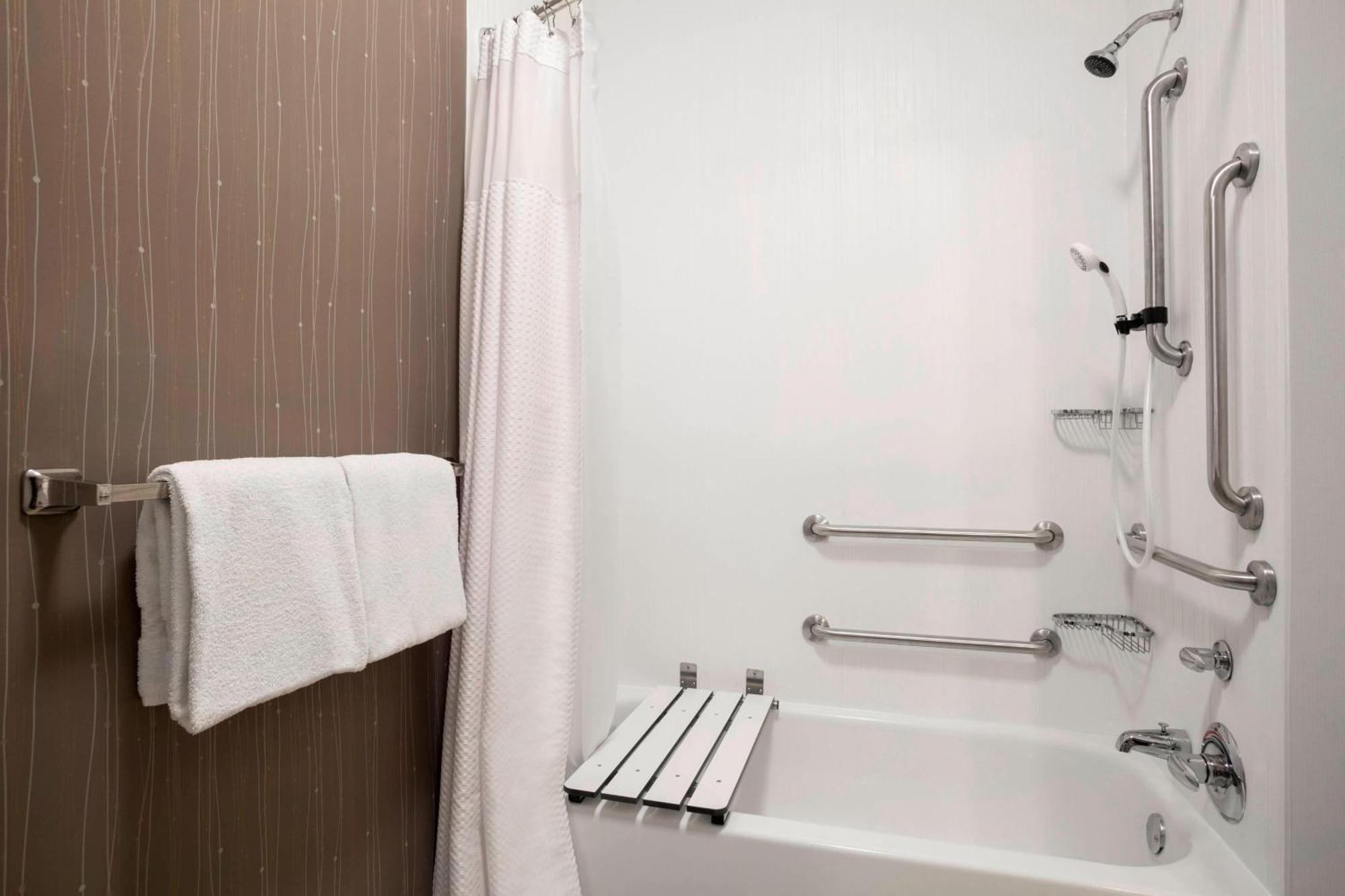 Courtyard By Marriott Champaign Hotel Ngoại thất bức ảnh