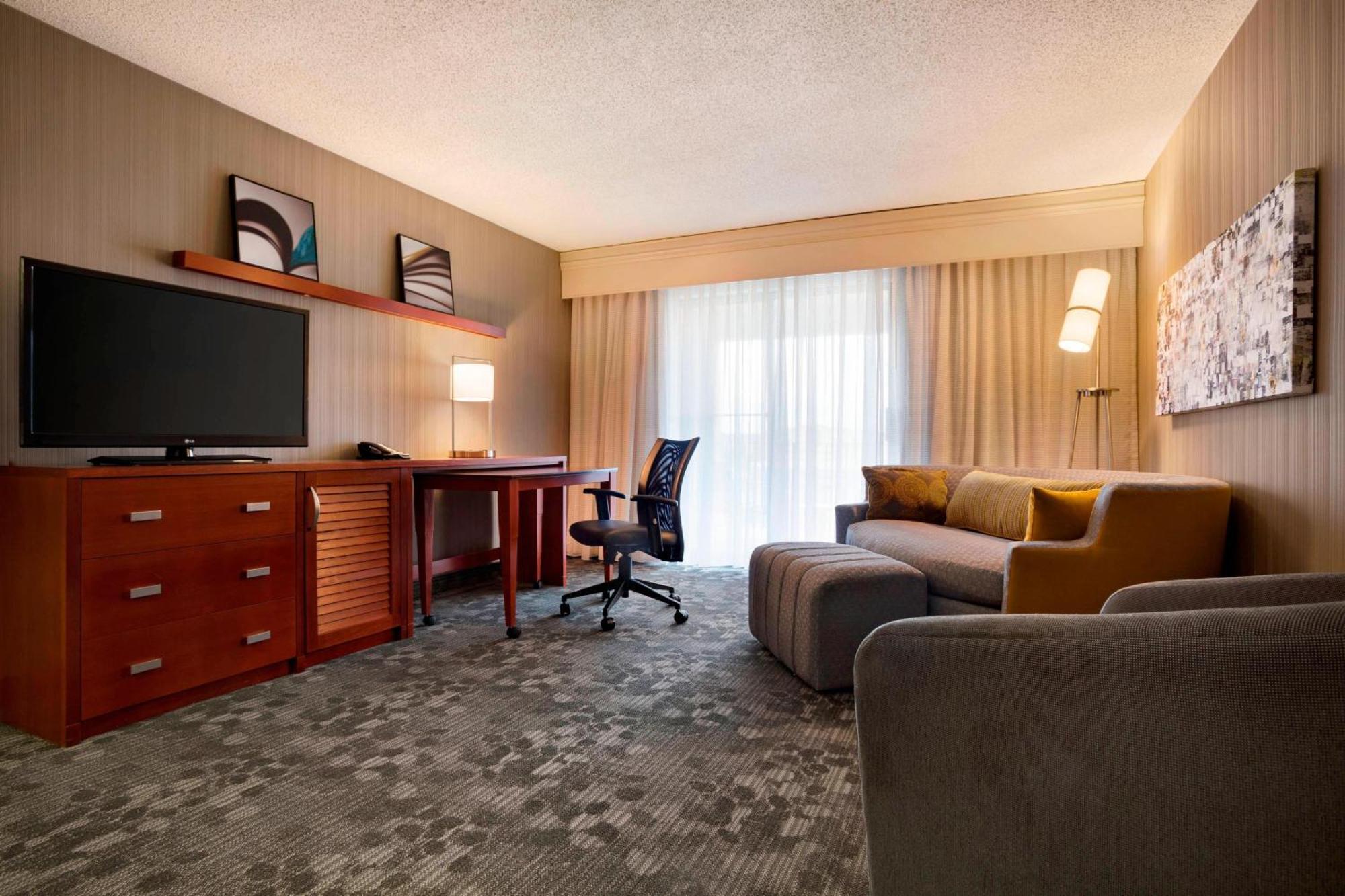 Courtyard By Marriott Champaign Hotel Ngoại thất bức ảnh