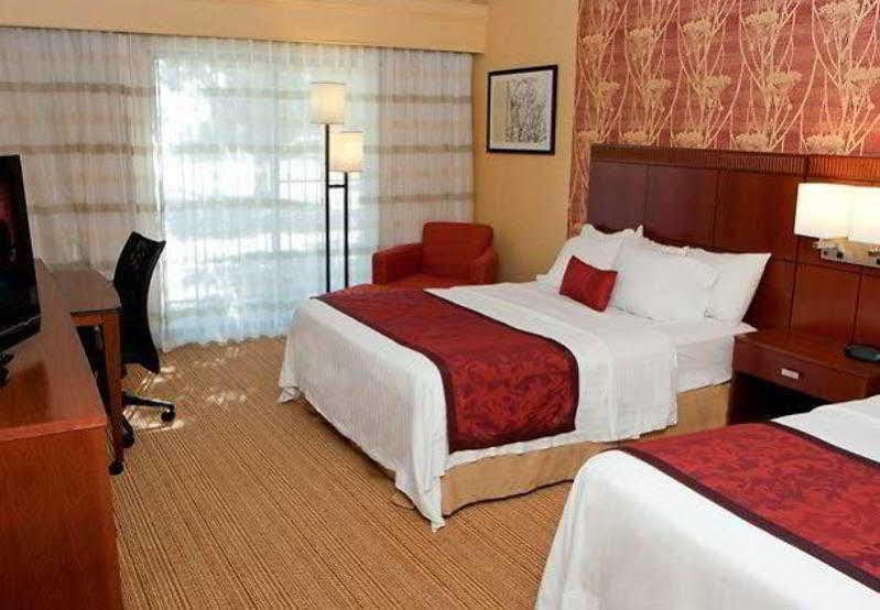 Courtyard By Marriott Champaign Hotel Ngoại thất bức ảnh